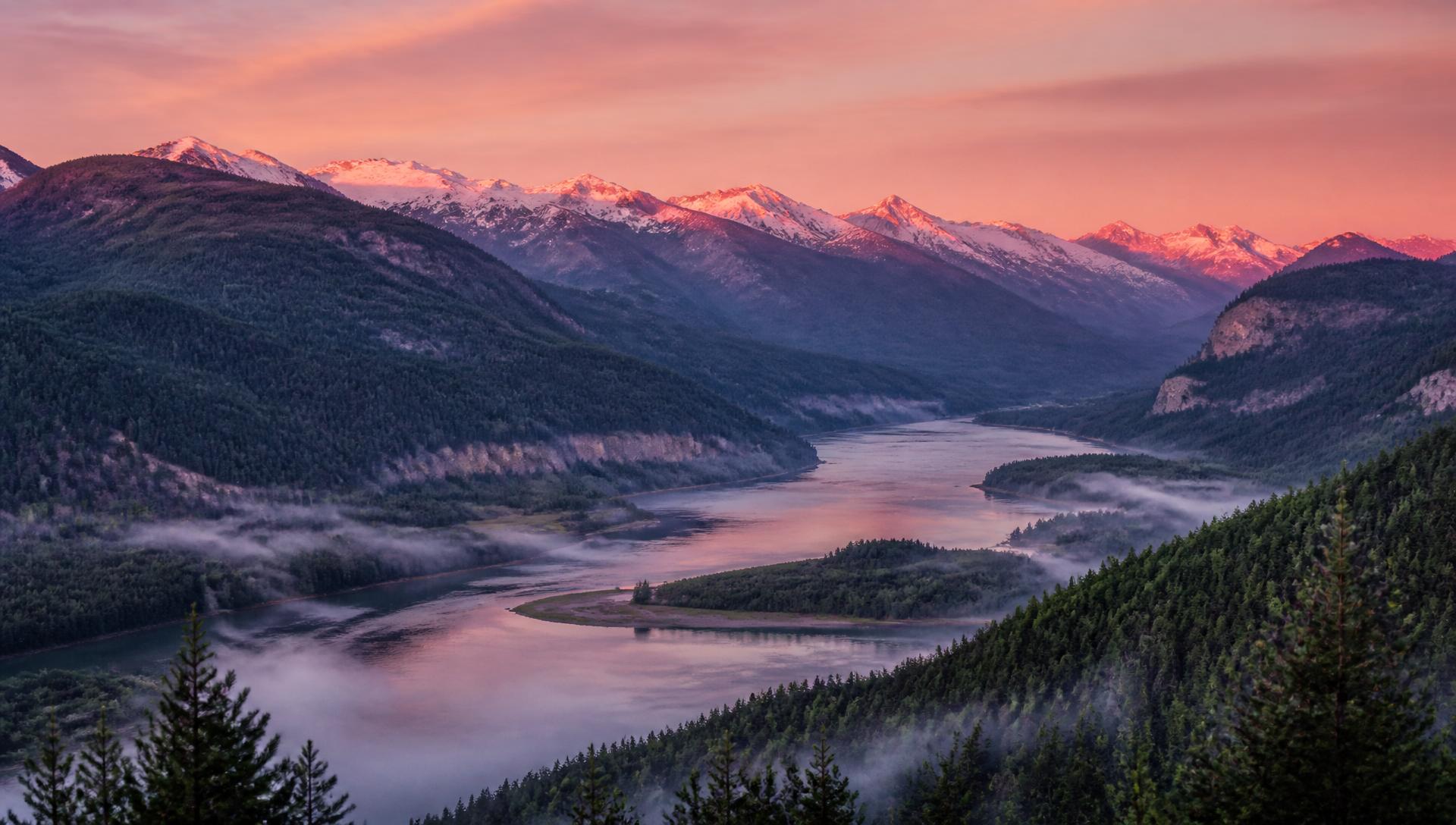 The Columbia River valley through the Kootenay mountains